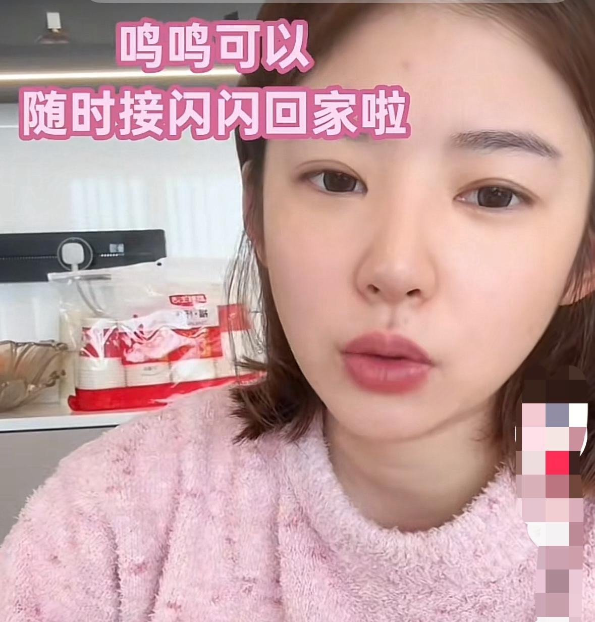 近日，黄一鸣在直播间里面说，自从她放出要出国的消息后，她妈妈就告知她闪闪想她了，