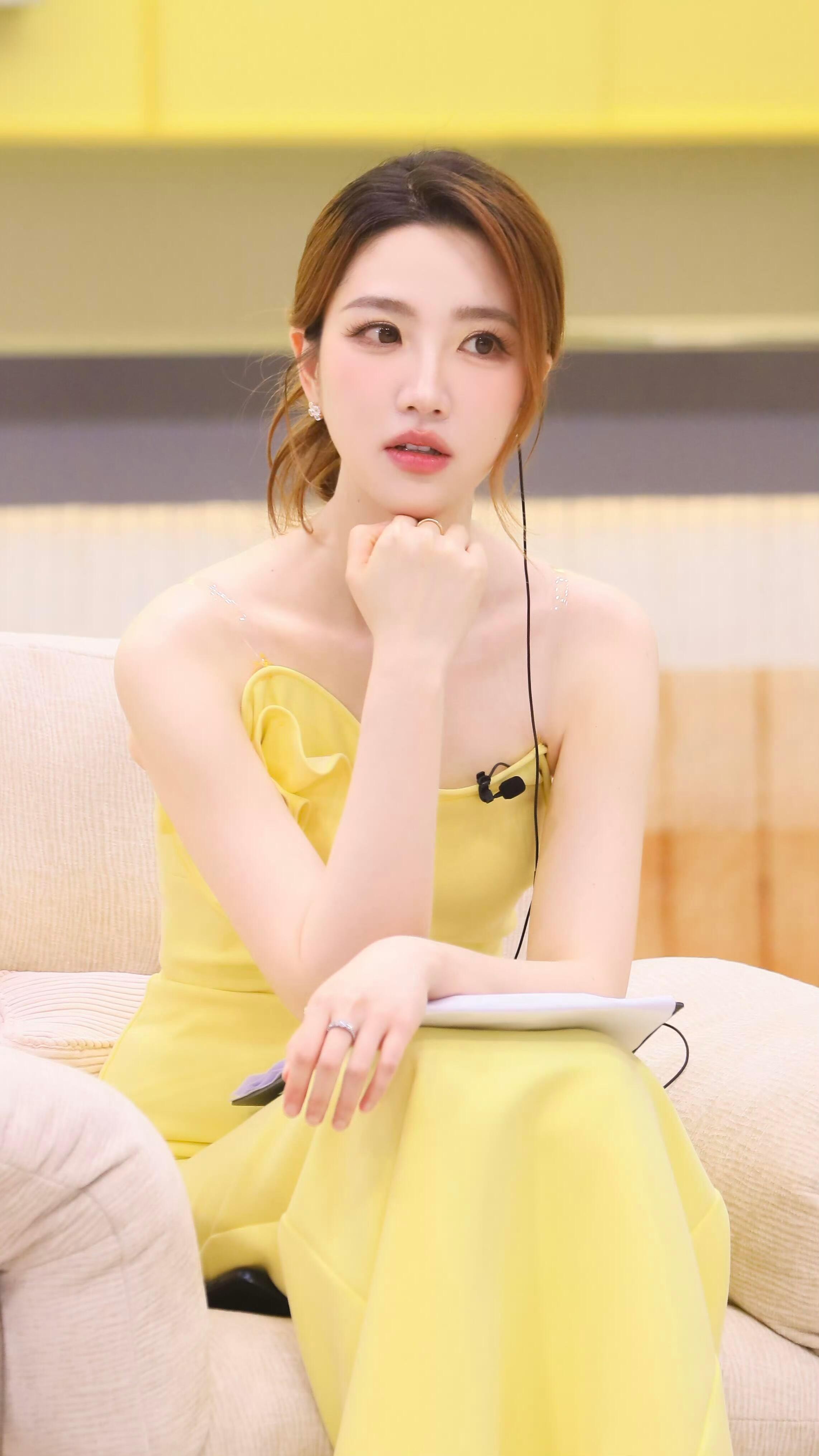 张纯烨谢娜台下合唱张纯烨谢娜后台唱嗨了 谁还没刷到这个后台花絮！张纯烨和谢娜临时