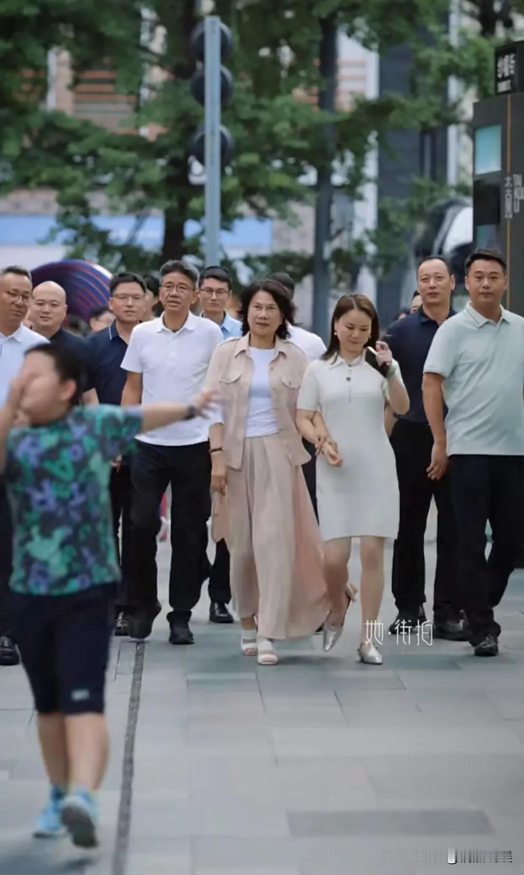 论女强人赛道，还得是董明珠！
董明珠现身成都太古里，卷发披肩，身材高挑清瘦，一袭
