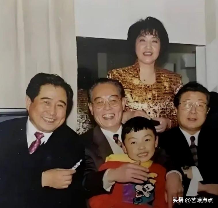 彼年，四位著名的电影演员和一位小男孩同框。
想起了上世纪五、六十年代的优秀影片《