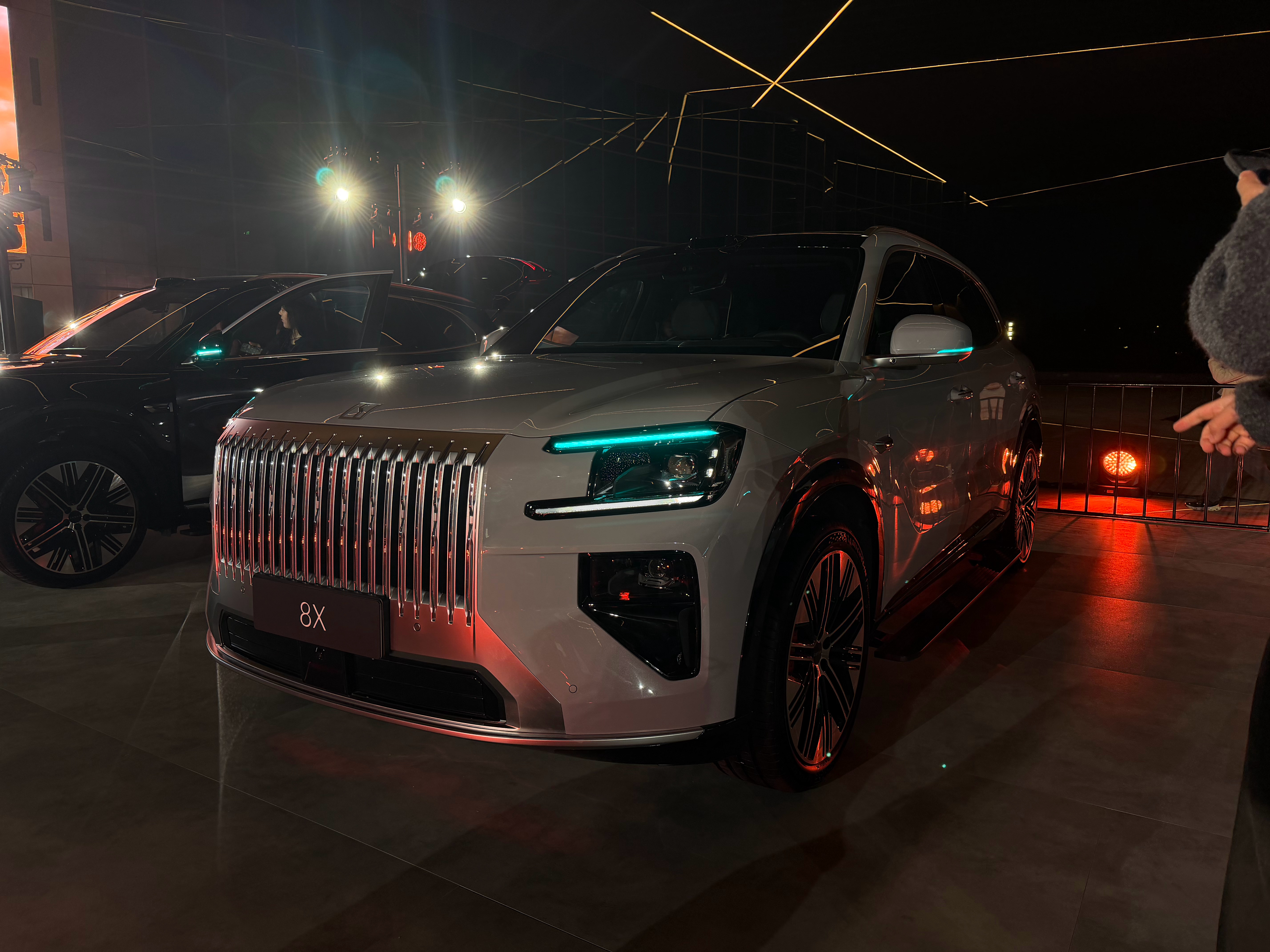 极氪8X上市 比9X更运动的设计 70度超级电混大电池6C充电 410公里纯电续