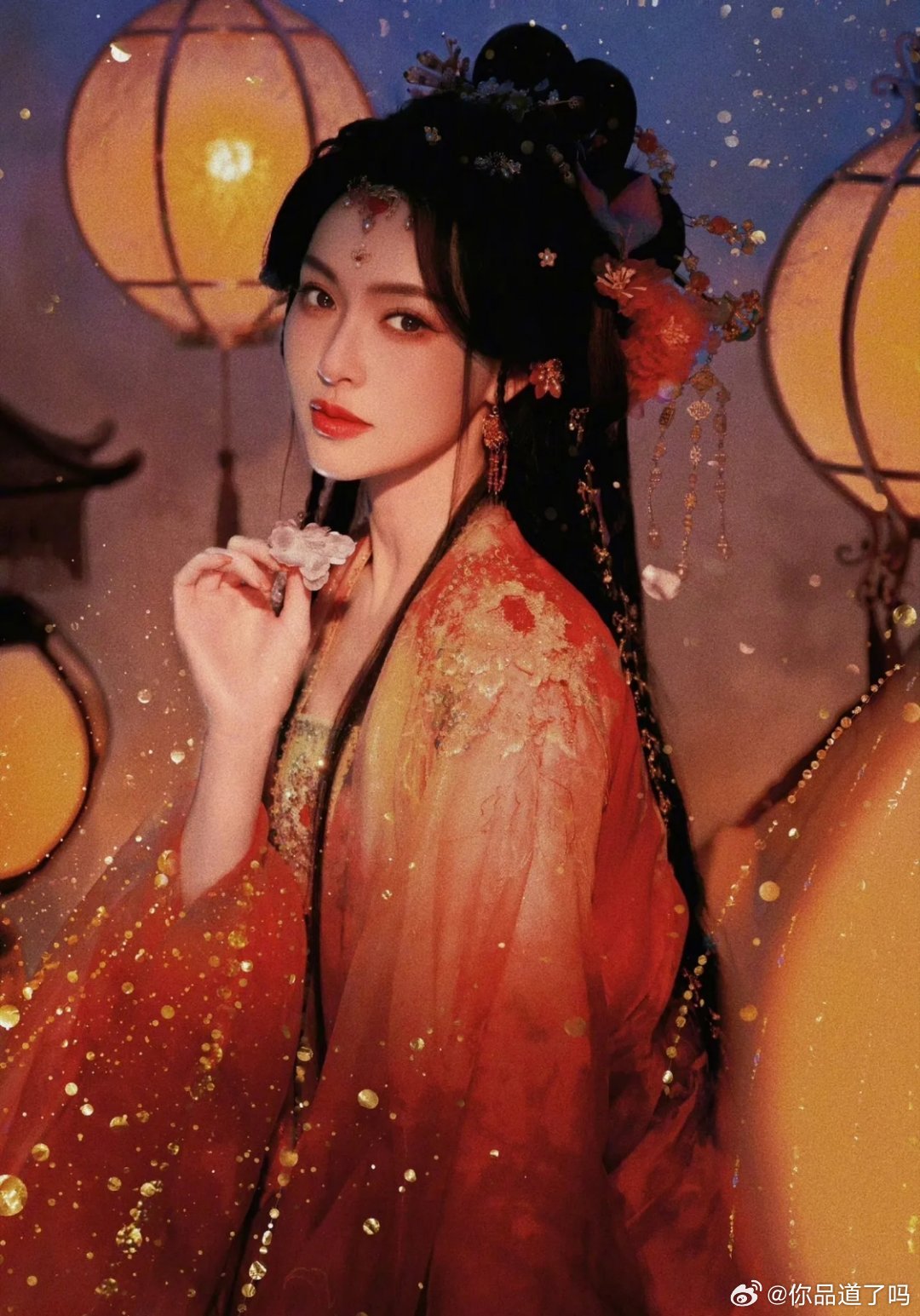 唐嫣端午花神古风大片氛围感绝了，橙红鎏金纱衣搭配全套金饰，搭配古香古色道具，镜头