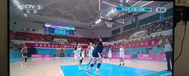 那天晚上我正窝在沙发里边啃薯片边刷手机，屏幕亮得刺眼。上海女篮和四川女篮这场12