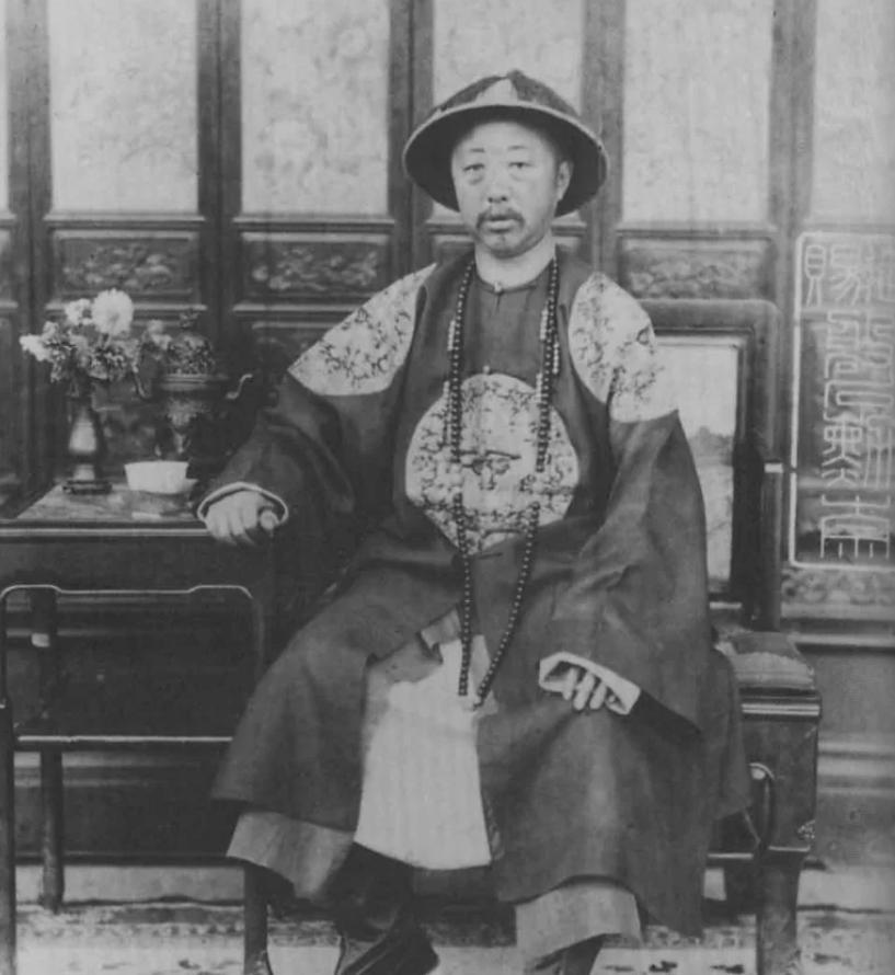 他是清朝末期最特殊的王爷，之所以他特殊，因为他的爷爷嘉庆是皇帝，父亲道光是皇帝，