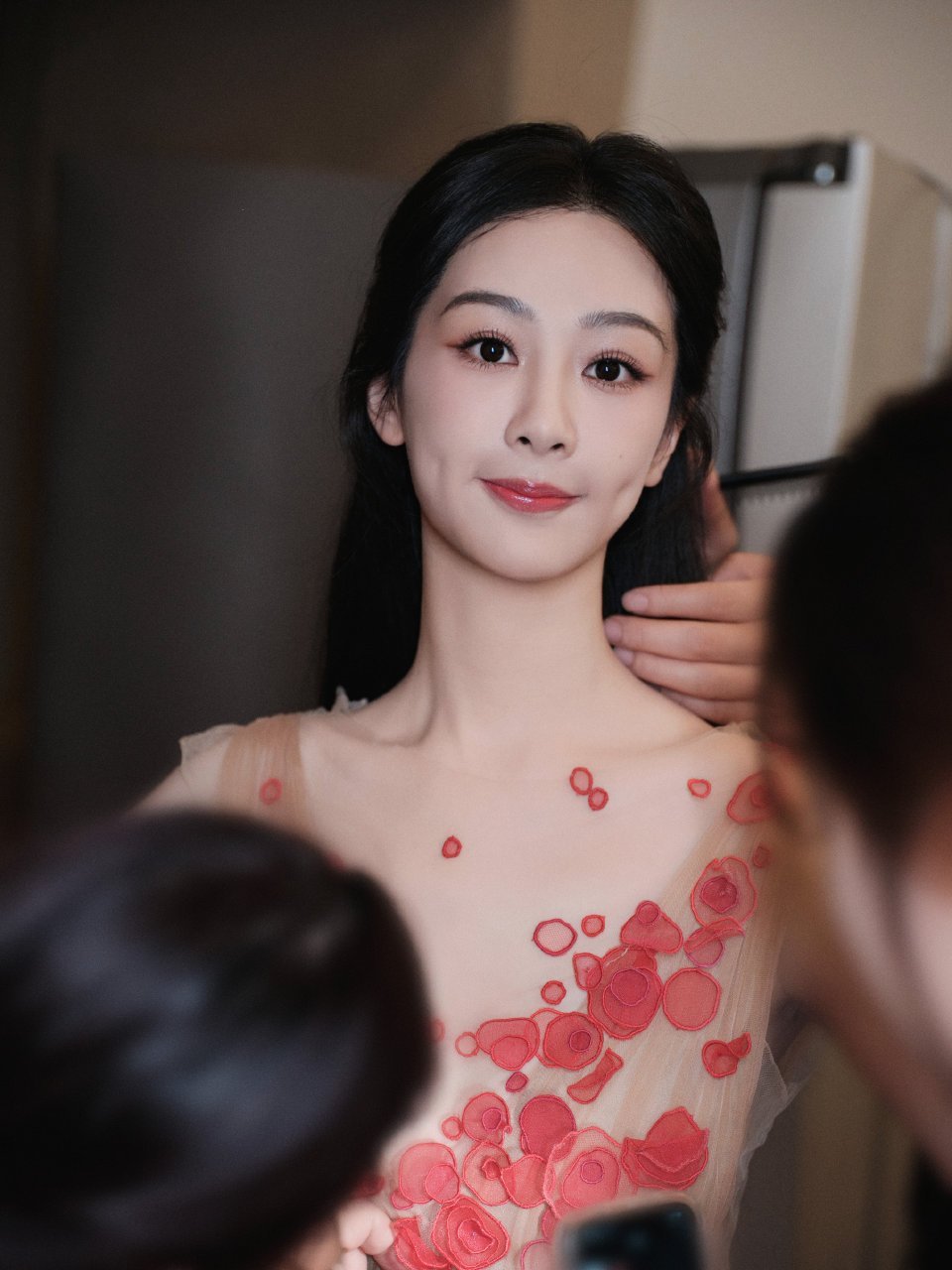  [抱一抱]#杨紫黄瀛子# 用作品熬过低谷，用演技回应质疑，用微笑迎接挑战，用实