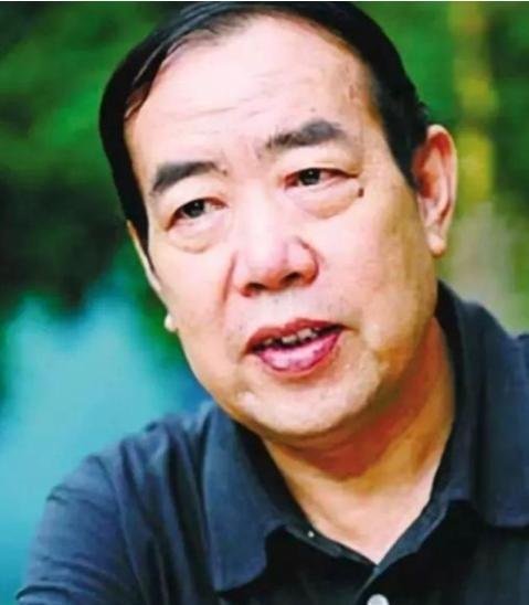 1996年，44岁的贾平凹娶了17岁的女护士郭梅，没想到在新婚之夜，贾平凹却小声