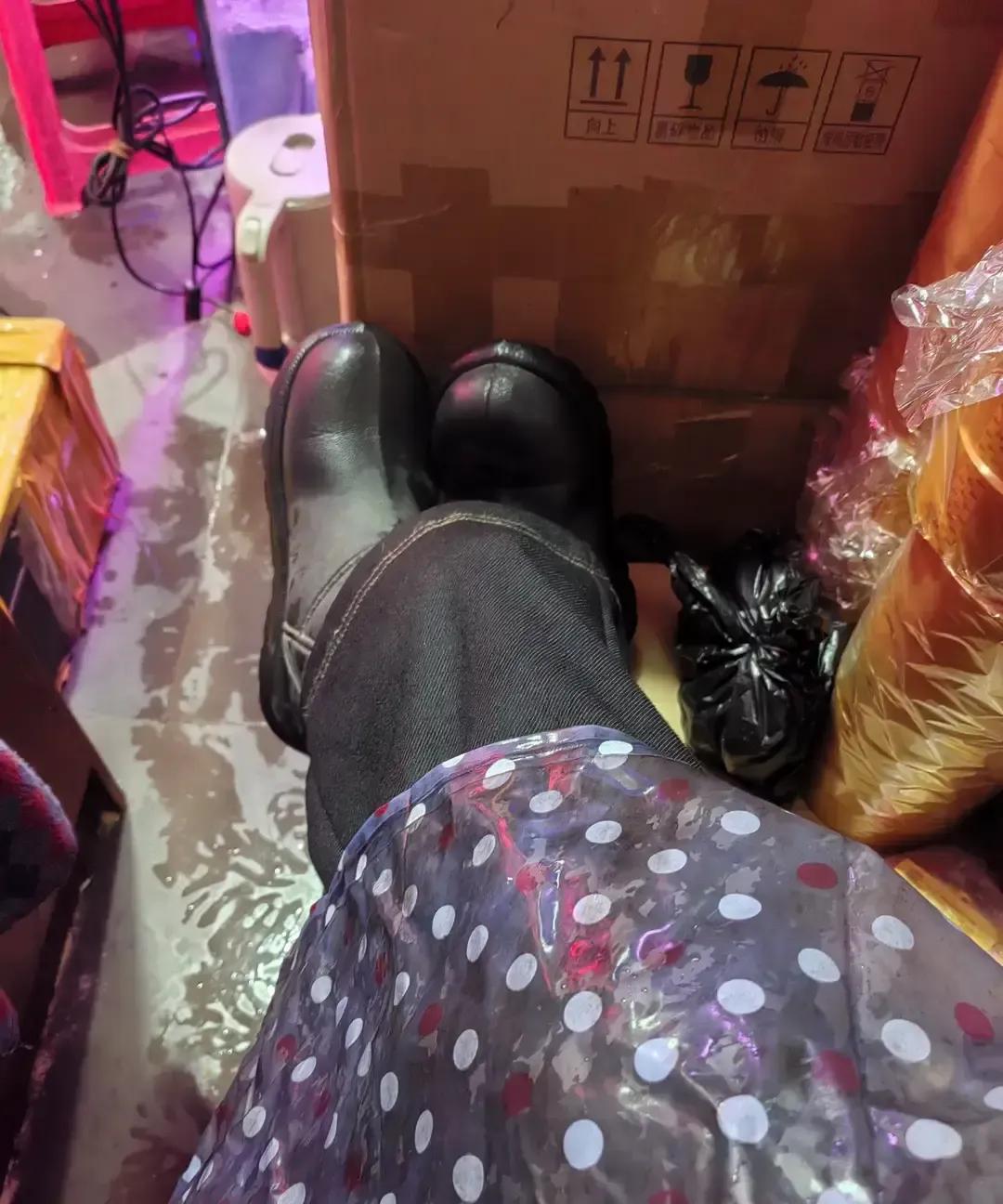 微笑的奶奶把三条牛仔棉裤和两条大棉裙摊在水泥地上，总价一百四，她笑得像捡到红包。