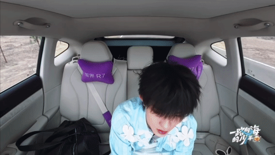 苏新皓社交这一块做梦都想像苏新皓这样，一趟车下来什么联系方式都有了，这种社交天花