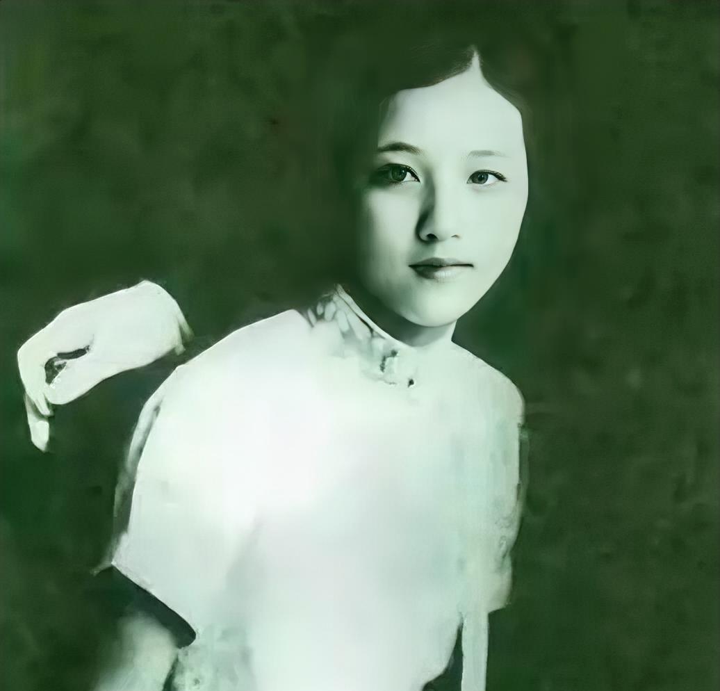 1938年7月，17岁的郭翼青嫁给了54岁的三婚男程潜。新婚之夜，圆房之后的郭翼