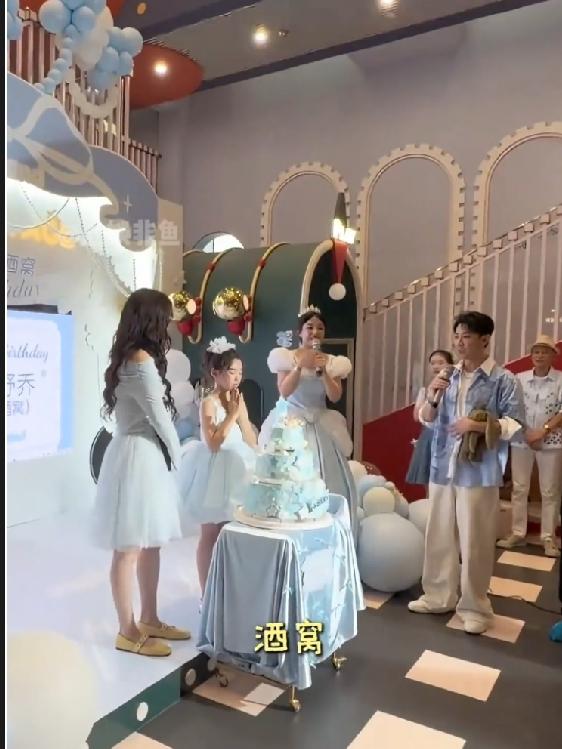 小酒窝生日亲爸缺席，真相超暖心！
 
5月25日，小酒窝在游乐场办了热闹生日会，