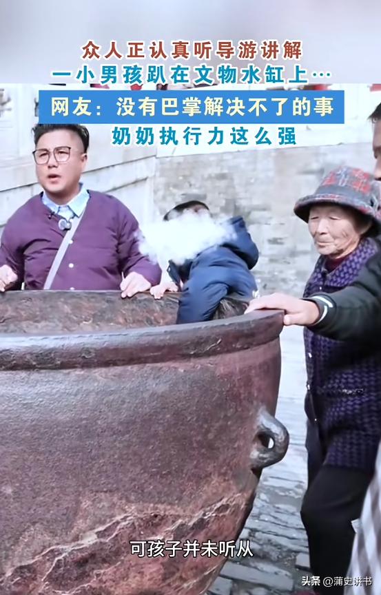 故宫熊孩子爬文物，奶奶一巴掌引热议：育儿到底该严厉还是温和

3月5日北京故宫内