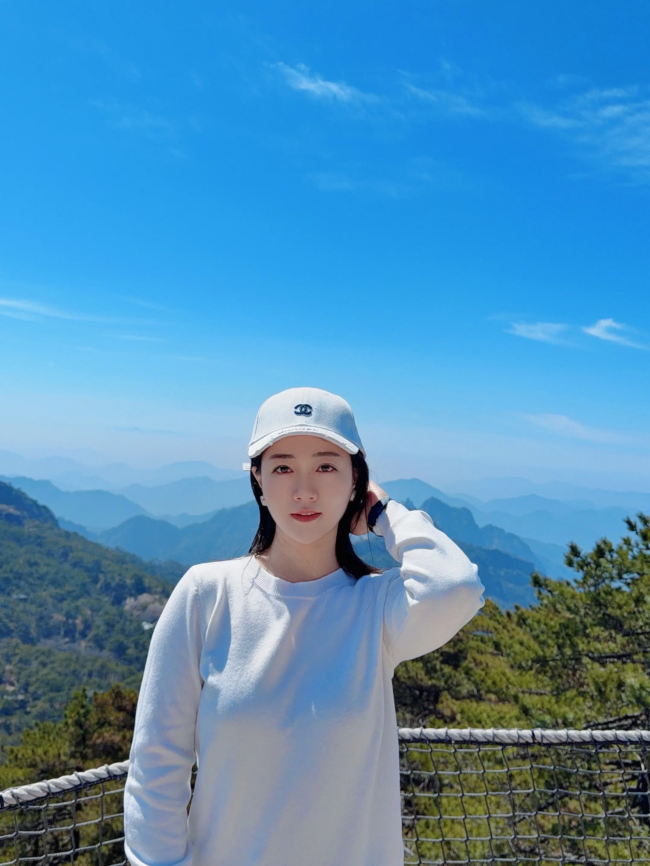 山高路远，我也曾执着一些事，后来才醒悟过来。 我们应该，好好生活，好好爱自己