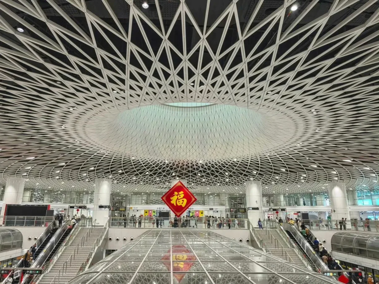 同样是相机拍照，差距居然能这么明显，左边是xiaomi14Ultra徕卡，右边是...