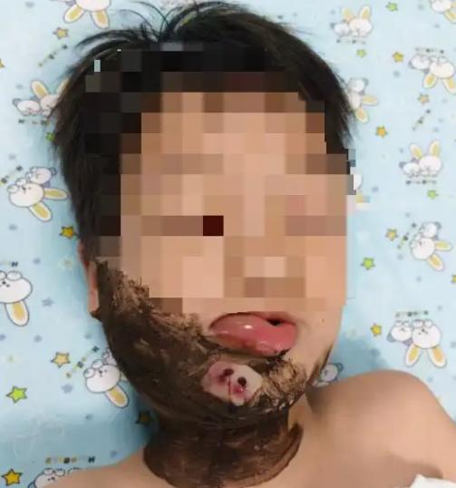悲剧还是发生了！湖北襄阳，一8岁男童傍晚在浅滩踩水嬉闹时，一条细长黑影猛地从浑浊
