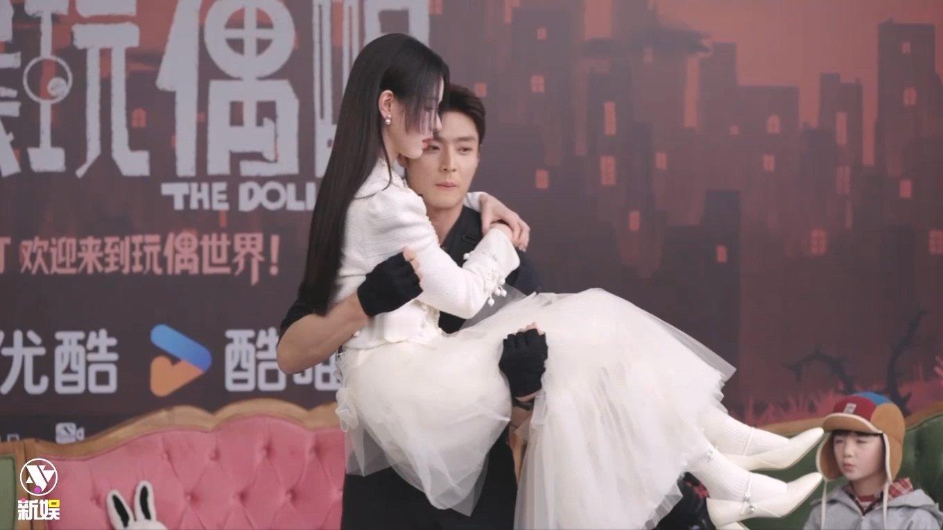 陈靖可深蹲公主抱陈都灵陈都灵陈靖可深蹲公主抱 今天也没变成玩偶呢直播陈靖可不愧武