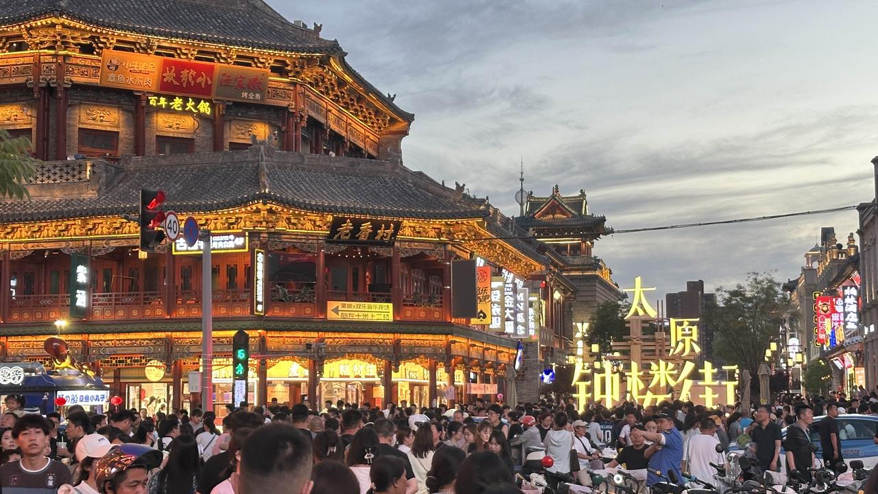 太原钟楼街夜景美食美图～太原的水好人好美食好，每家饭店都醋都可以，物价不高，食材