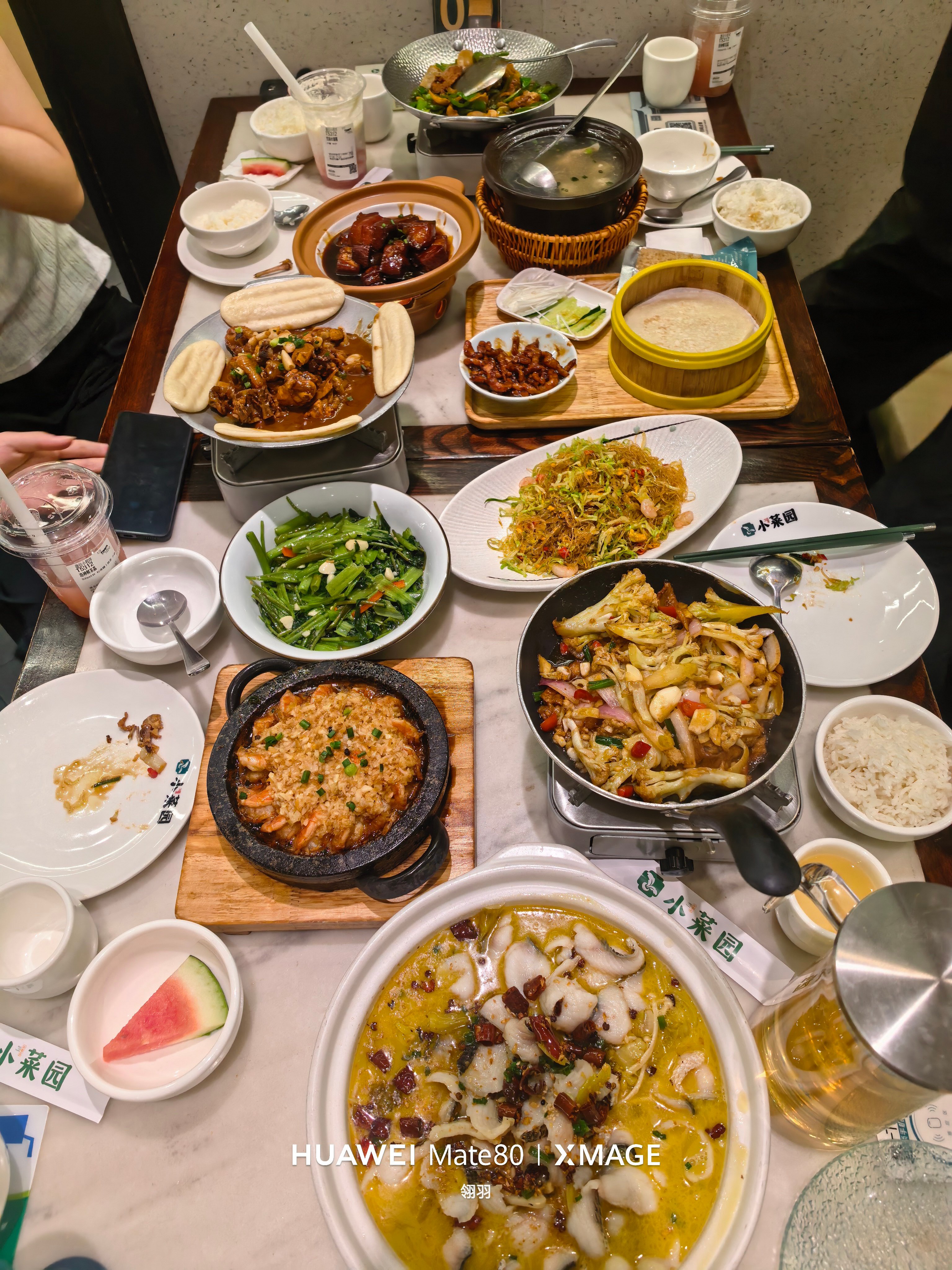 还得是自己的弟弟啊，请我们姐姐弟弟妹妹吃饭，点了这么一大桌，最后没吃完只能打包了