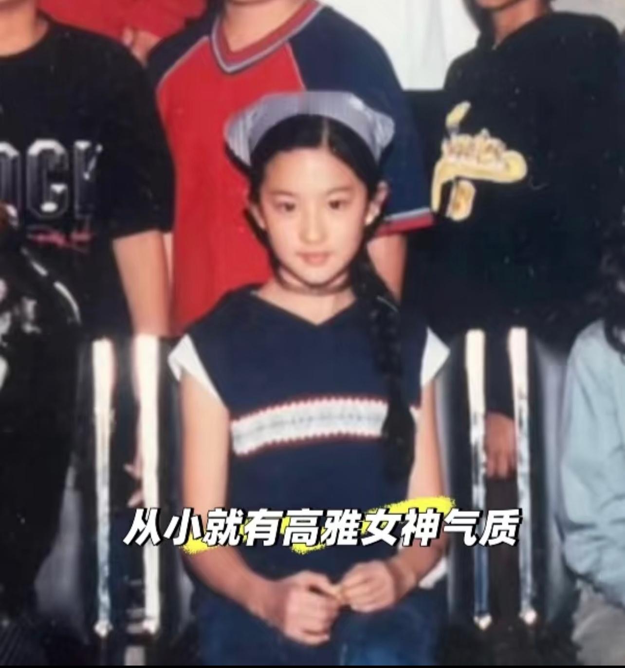 刘亦菲中学班级合照 中学班级合照里的刘亦菲，从小美到大，又灵又清冷不愧是天仙姐姐