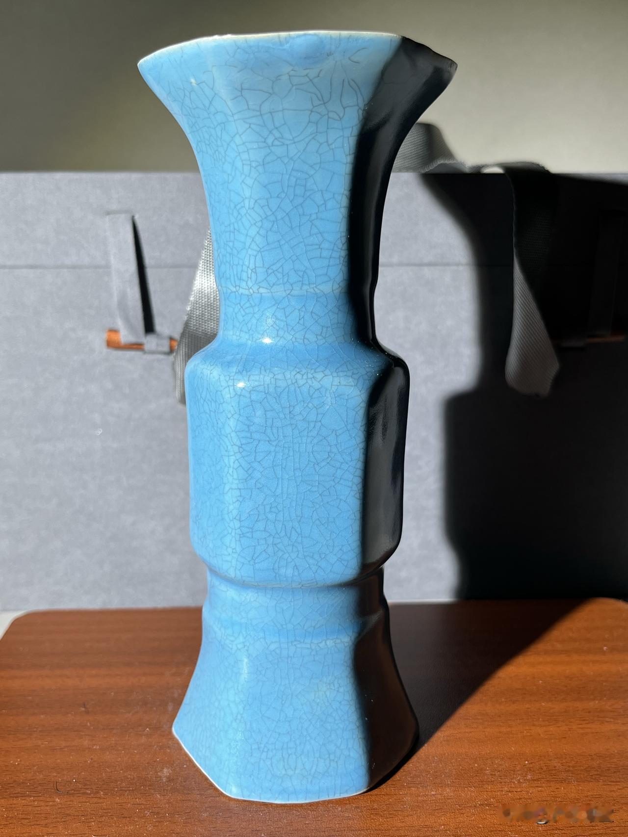 藏赏｜柴窑天青八方花觚，千年窑火的绝色天青！
 
今日藏赏一件珍品——柴窑八方花