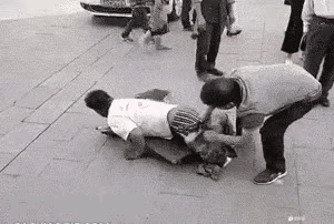 看看这个骗子他是怎么样骗人钱的财的，一位大哥当场揭穿骗子骗人的鬼计。

大家来看