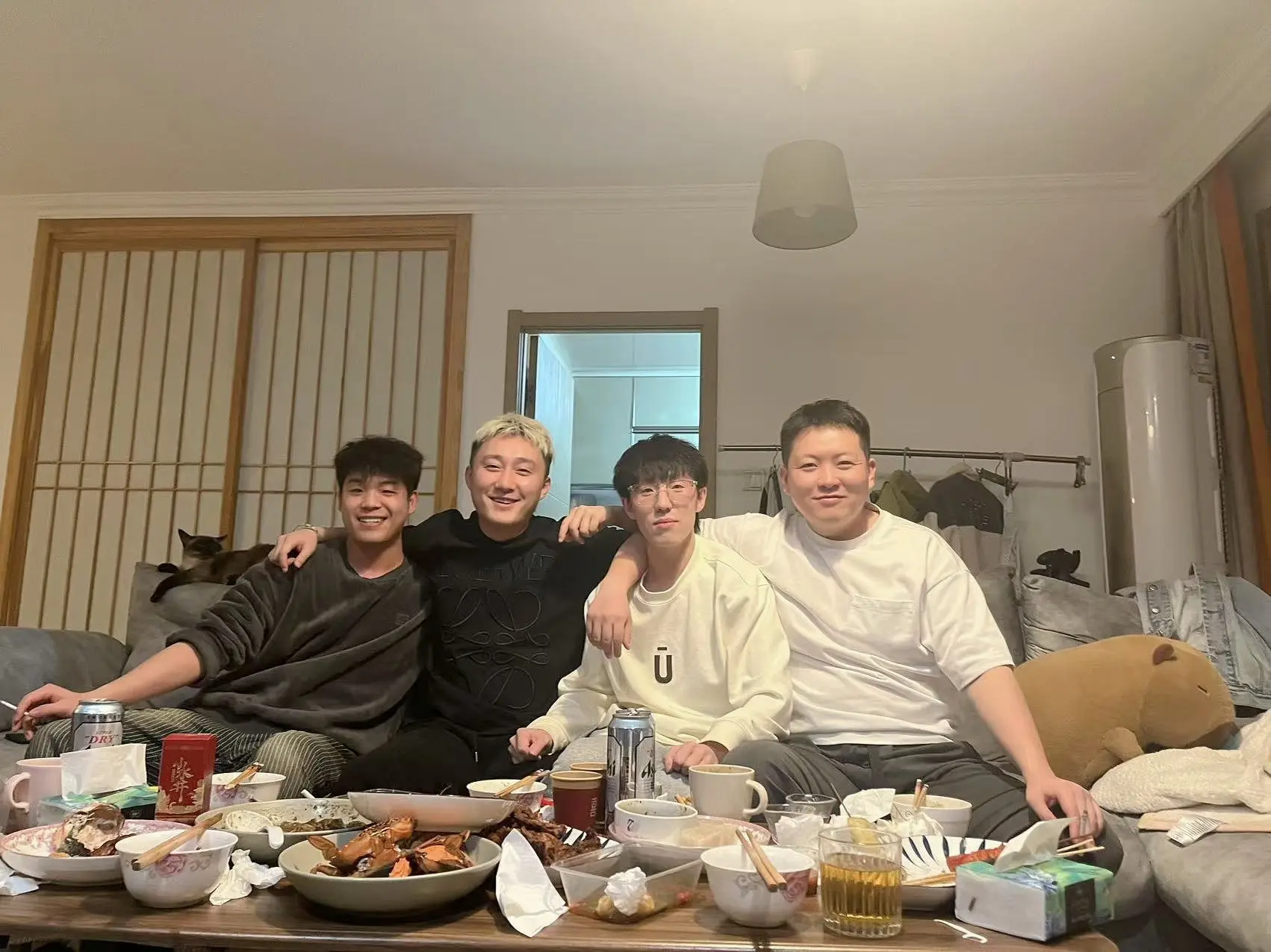 当年意气风发的小伙子们，如今脸上也带了些许的沧桑