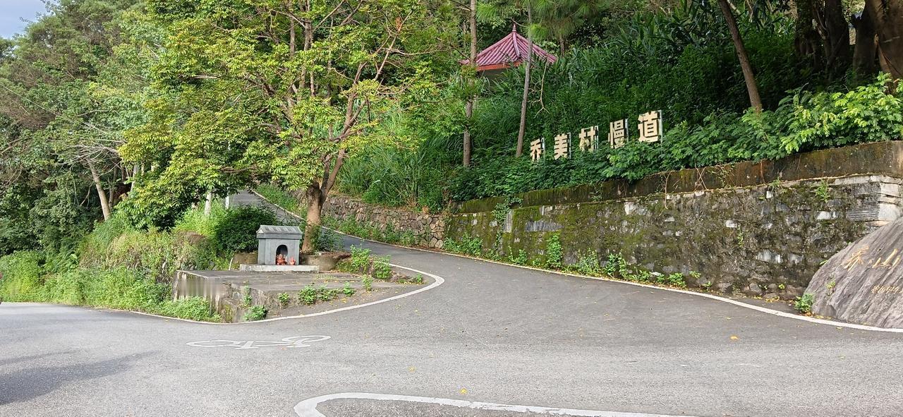 漳州市长泰区林墩——乔美村村部后山处，有一条一公里多的步行慢道，每天傍晚的时分，