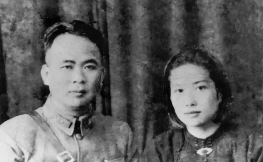 他被抬上刑场时，已病入膏肓，蒋介石却命令：“夫妻要一同伏法”。1951年，台湾的