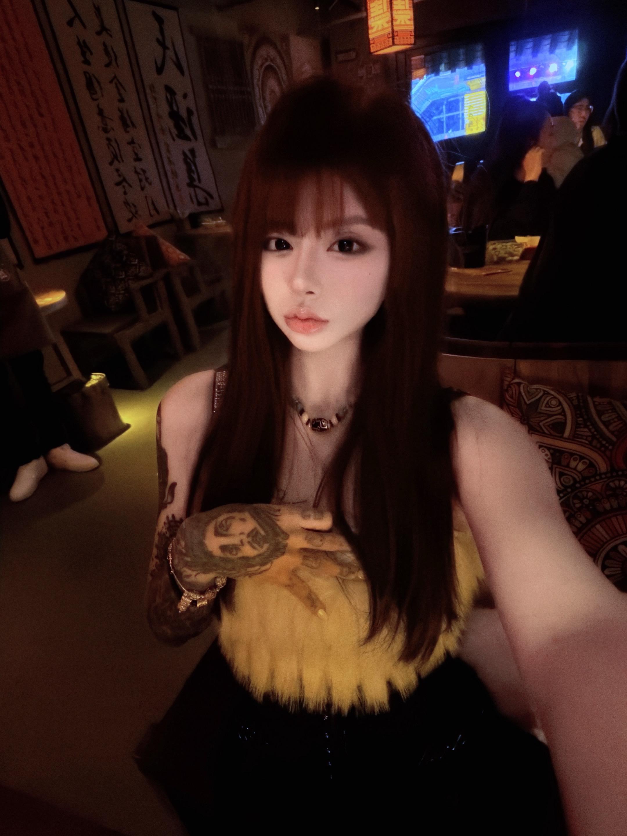 一个精神世界丰盈的女子  你跟她炫耀什么都没用 她的世界是山川河流 是...