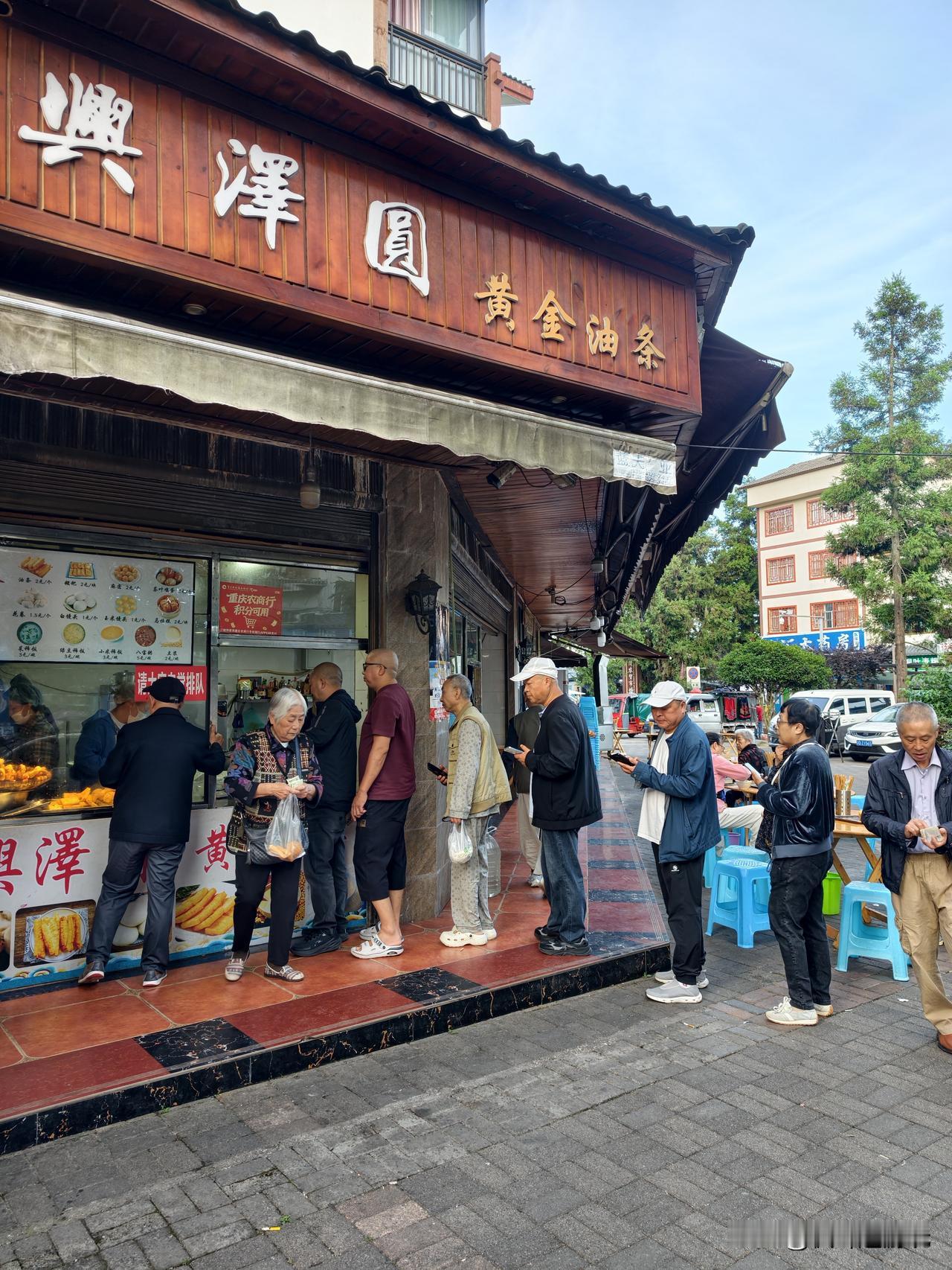 9月7日，早上六点的黄水网红油条，不用排长队。
   初秋的黄水凉丝丝的，人们穿