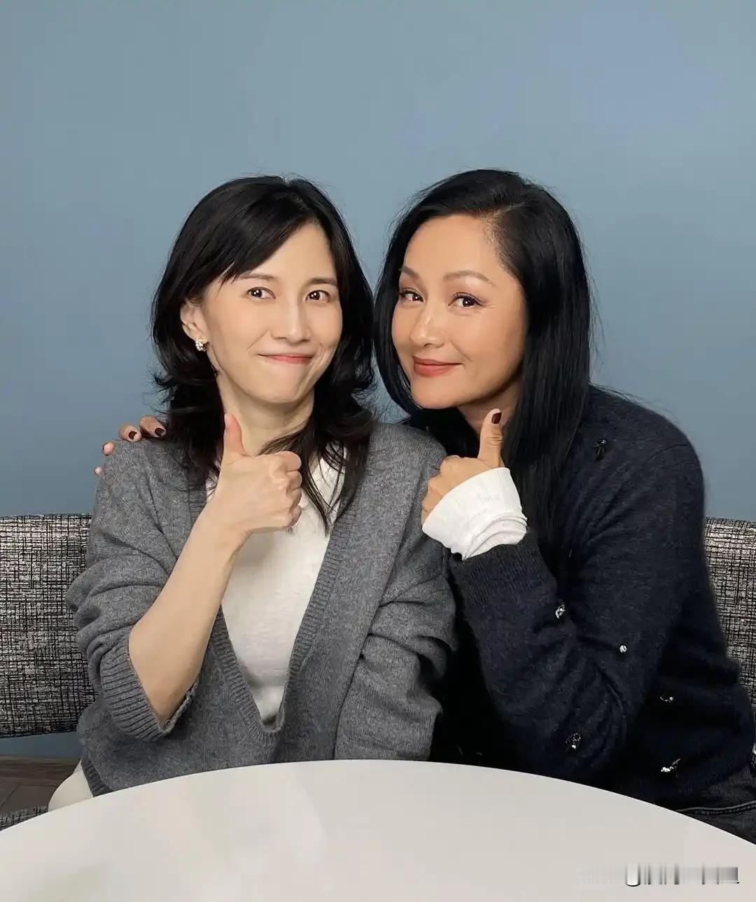 54岁的瞿颖莫名其妙就翻红了
不是因为隐居隐婚在清迈
不是因为皮肤够黑够幽默
而