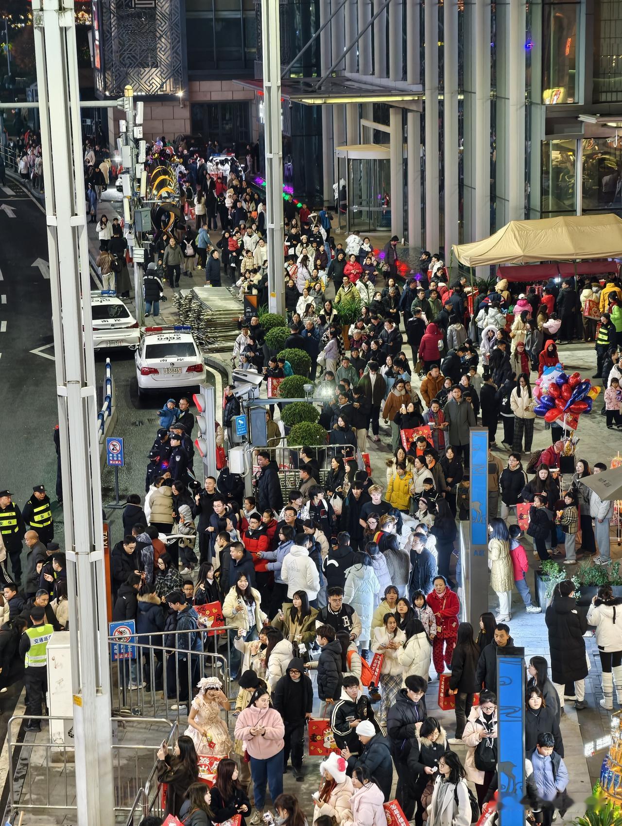 重庆人是真的爱看闹热，元旦期间的弹子石老街，可以说每天都是人山人海，我带大家看看