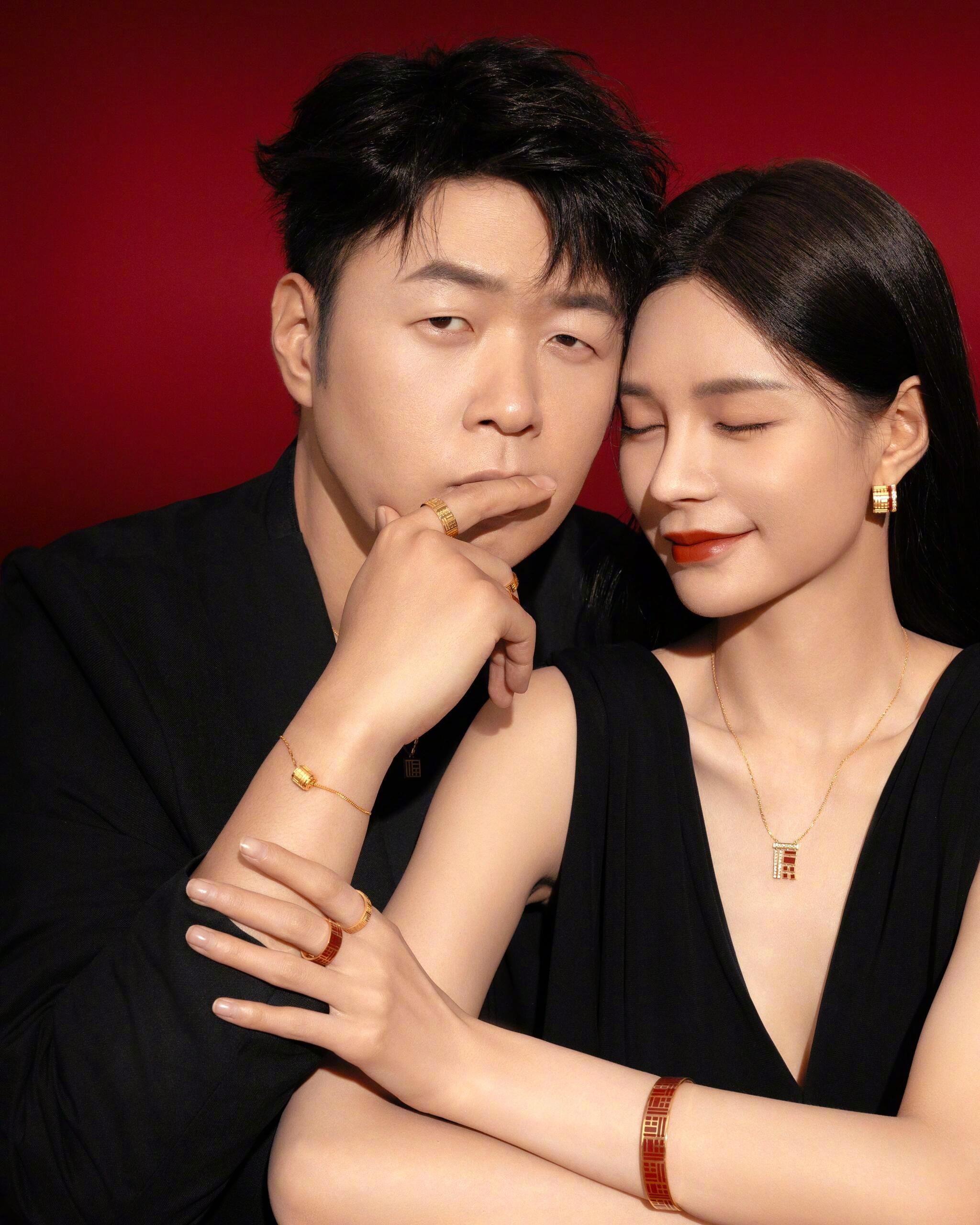 杜海涛沈梦辰520合照，红底艺术照甜蜜发糖！网友晒刘雯井柏然合照对比，辣评《超模