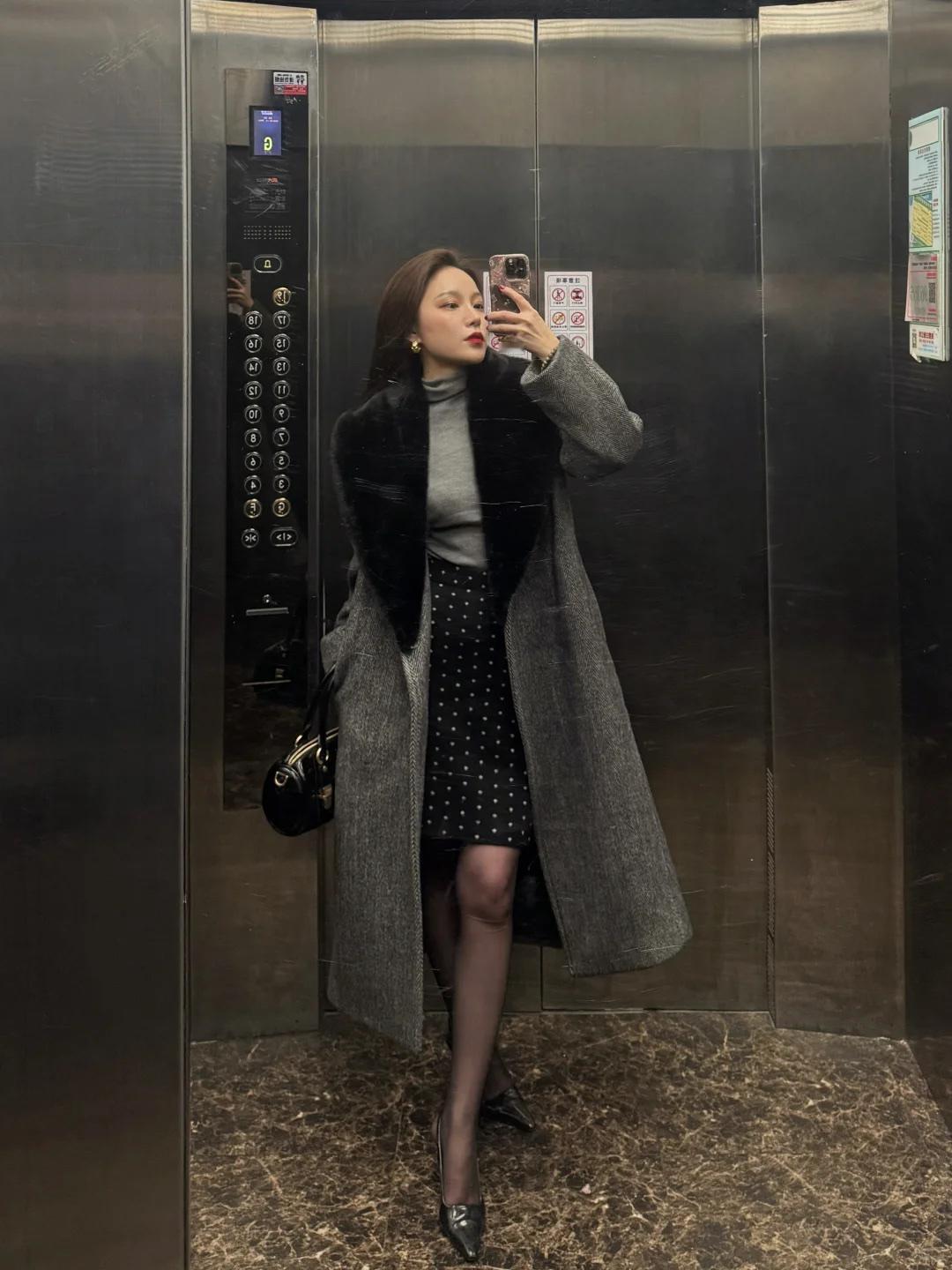 经典气质的黑灰配色
秋冬的氛围感还得是大衣～
	
过年穿什么[话题] ootd每