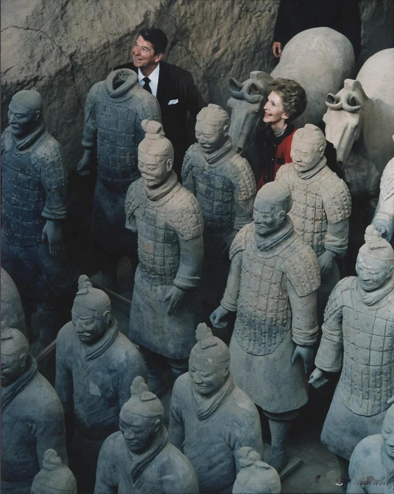 1982年，美国总统里根和他的夫人，在西安兵马俑坑里合影
西安这个城市很特殊，几