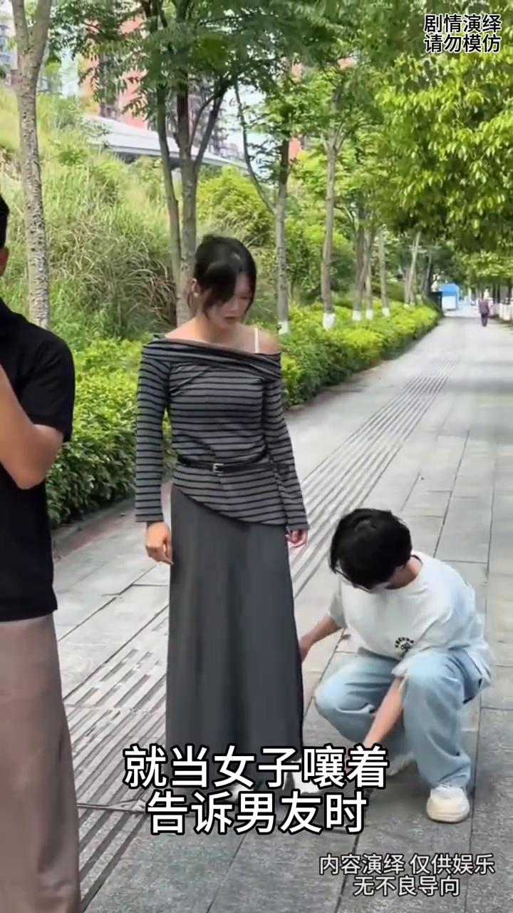 女友的鞋子掉了男友却只顾玩手机，下一秒路过男子的做法太暖心了。
一对情侣在路上走