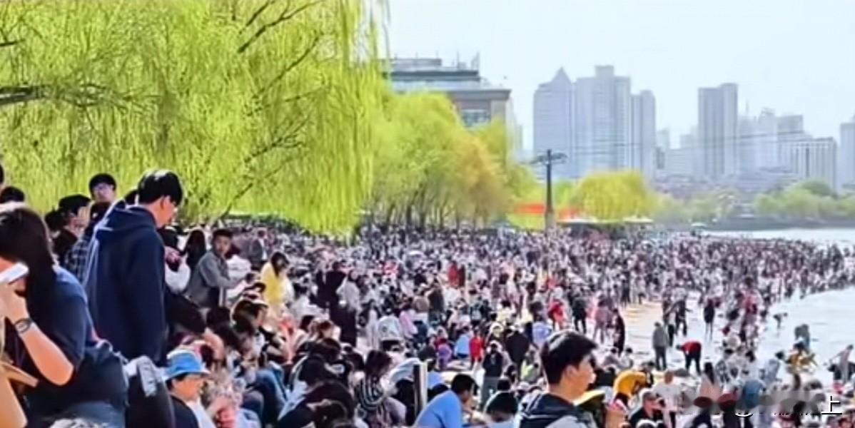 清明假期，春和景明，兰州黄河之畔游人如潮。百年中山铁桥伴长河奔涌，白塔挺秀沐徐徐