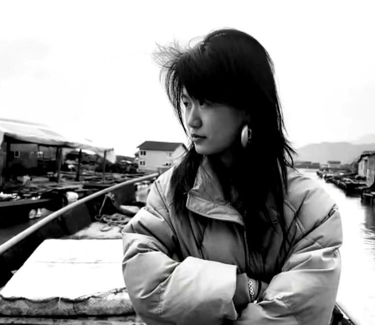 深夜刷到新加坡警方通报那条推送,我反复确认名字,赖雨晴——三个月前还在首映礼上和