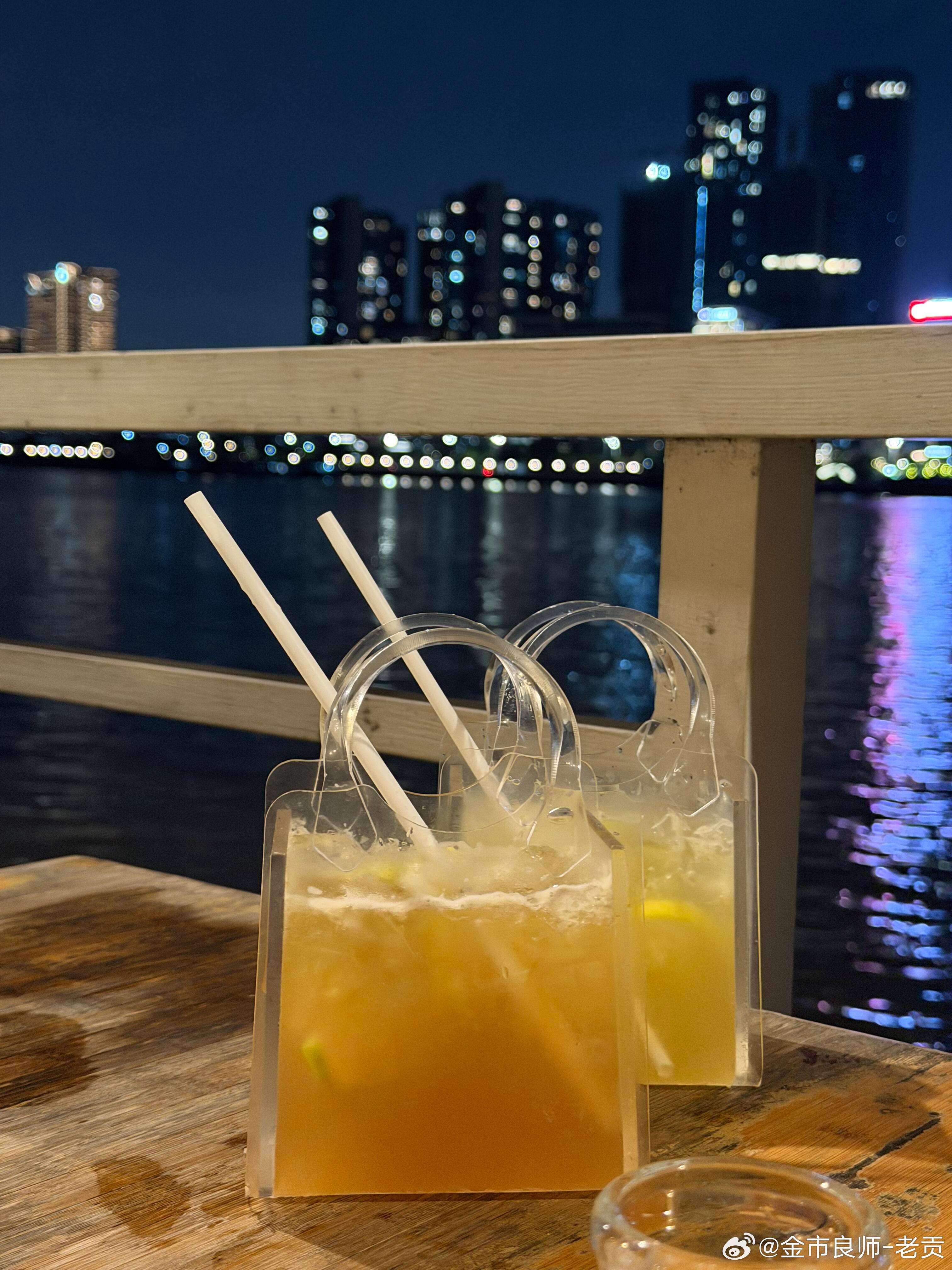 在家闲不住，出门喝杯柠檬茶看看风景，明天去公司复盘。黄金现货黄金金价外汇黄金[超
