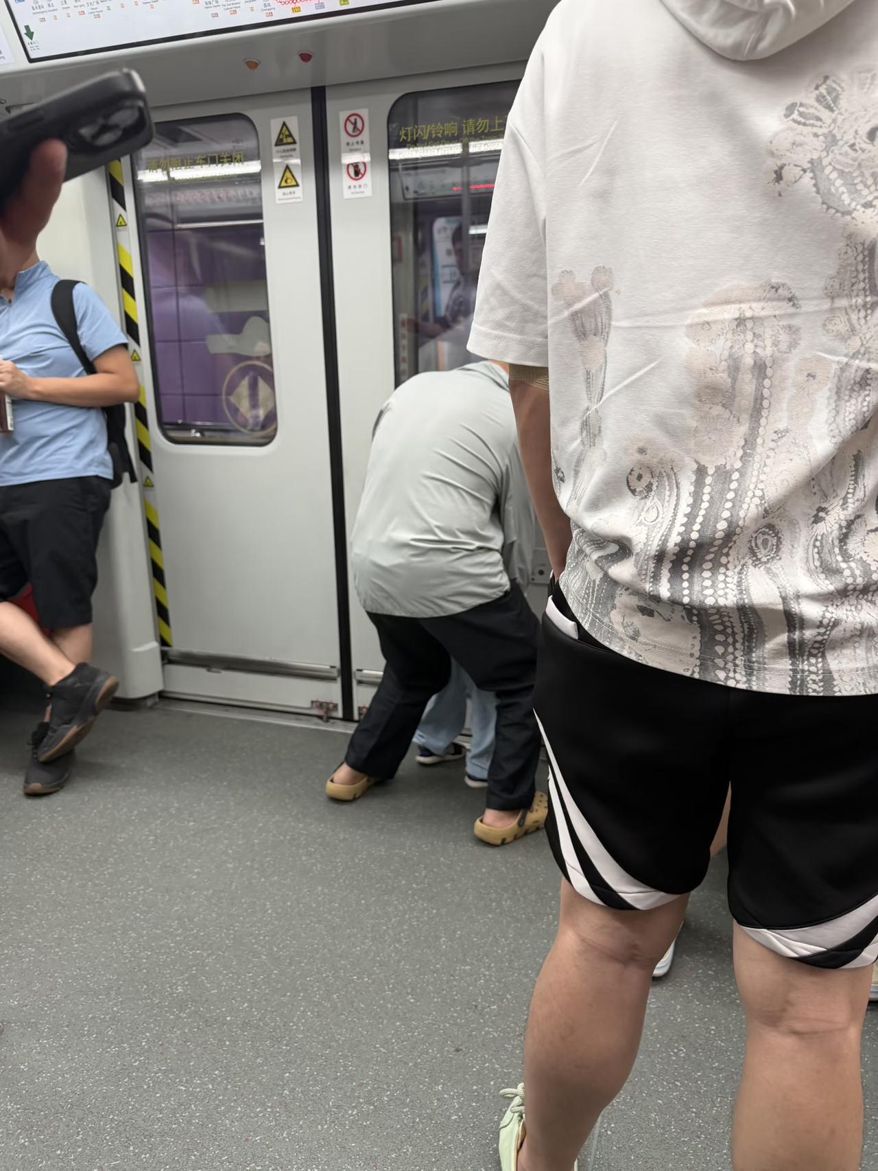震惊！广州地铁有人直接在地铁车厢内把尿？

昨天(7月13日)，有街坊在广州地铁