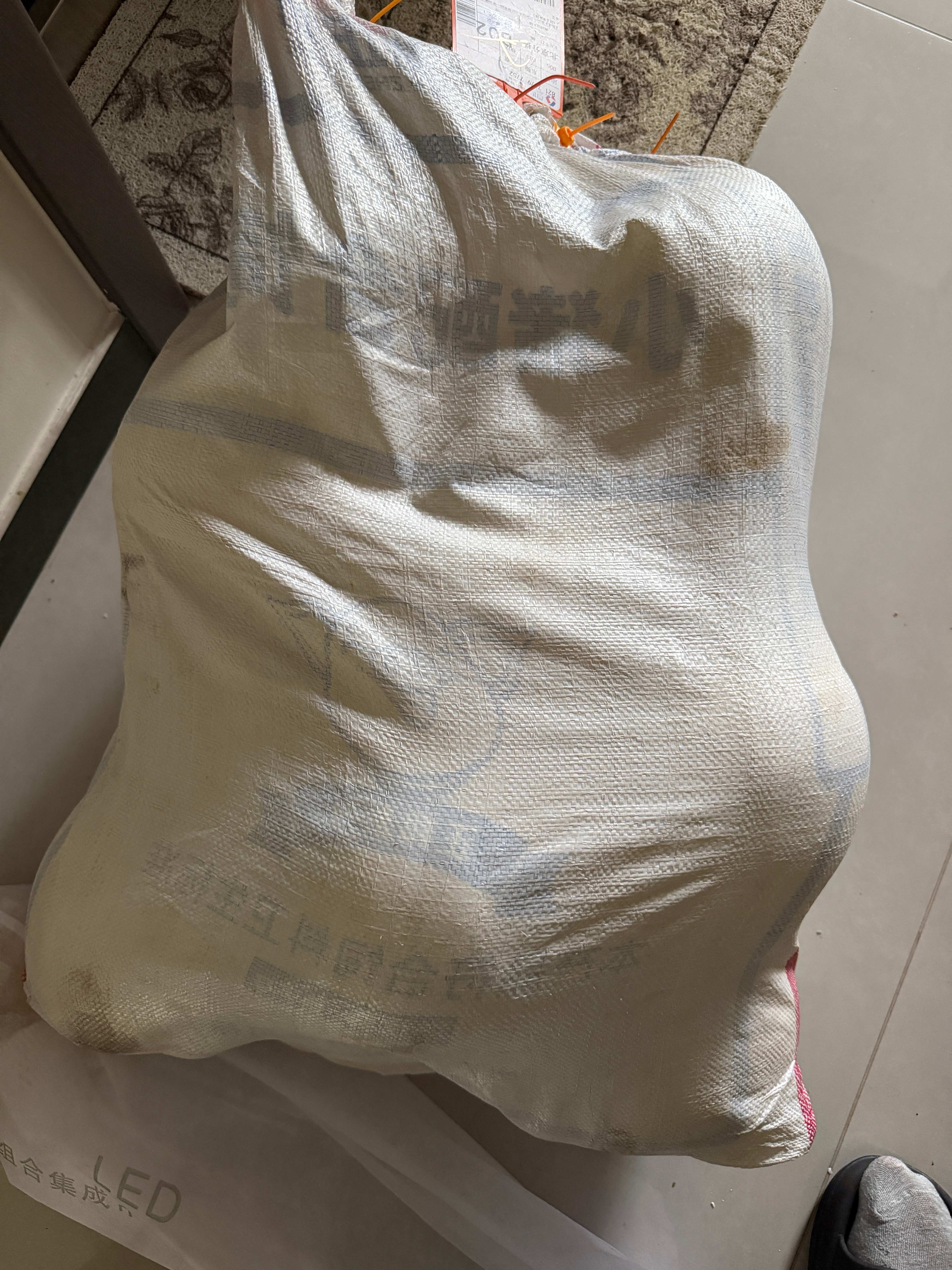 刚想说谁tm给我寄了一袋猪饲料 打开一看这么多柚子！太多了！感谢～ 我下周给你寄
