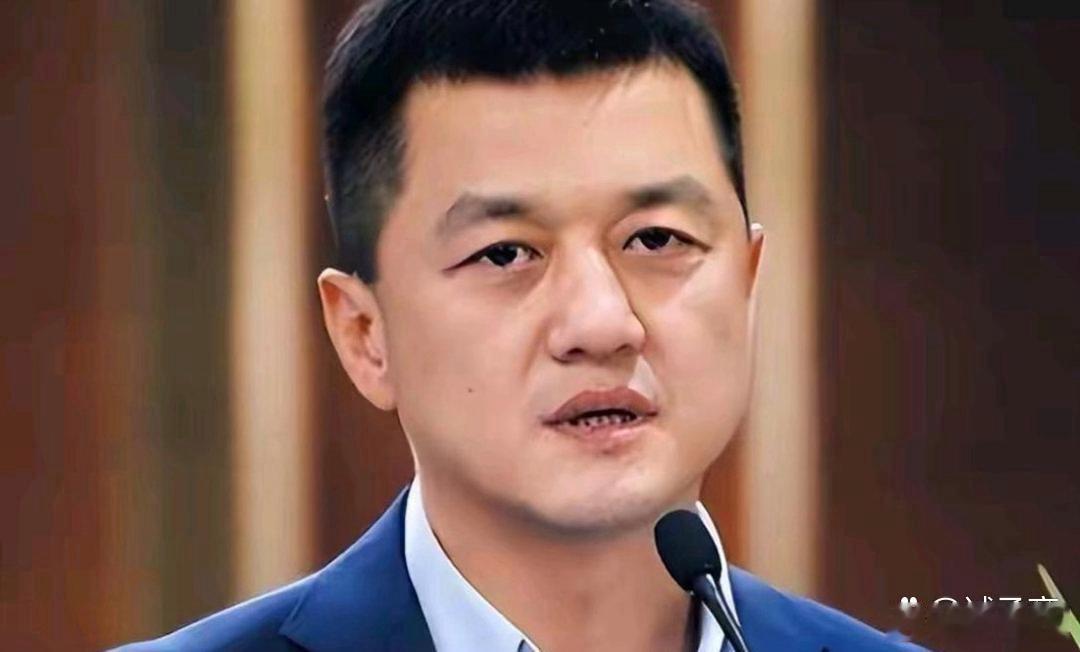 李亚鹏的钢笔字惊艳到我，笔墨利落颇具美感。 