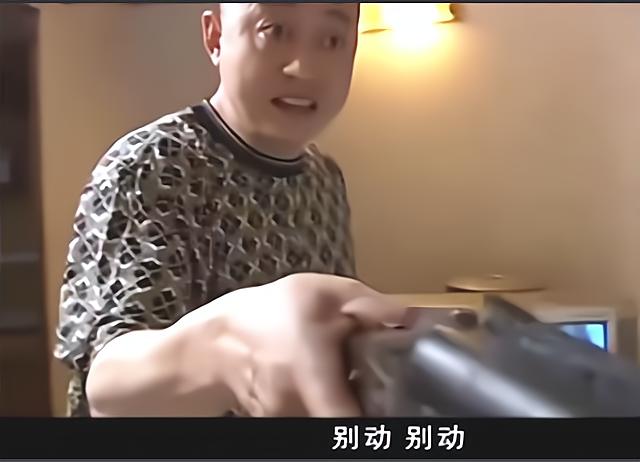 封飙突袭酒店时，如果刘华强在屋内会不会服软？
刘华强带着一群小弟，砸了吴天看场子