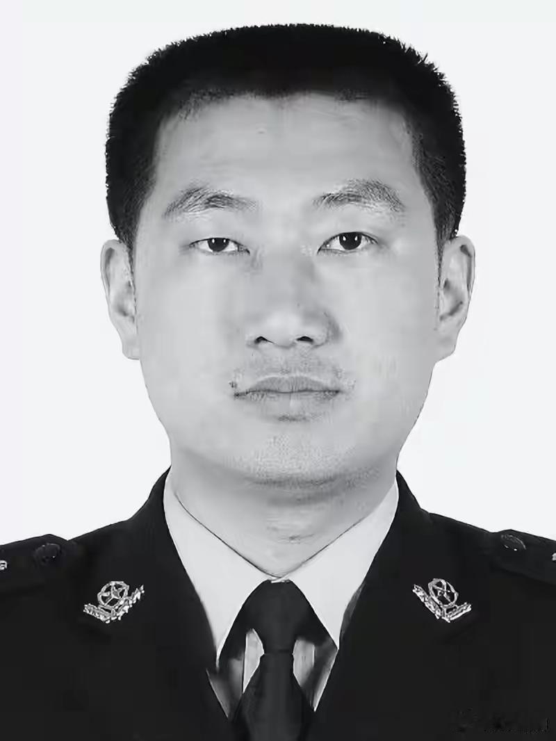 痛心疾首，又一公安民警遇难！2025年12月14日8时40分许，徐州市公安局交管