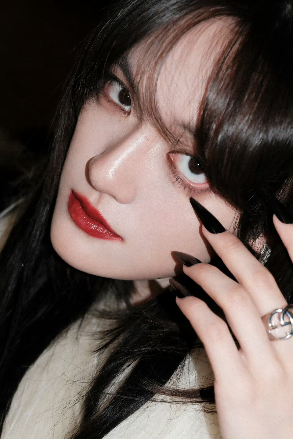 文淇时装五月封面 我爱文淇这组杂志花絮图，冷艳锋利。明艳红唇与凌厉黑眼线，尖锐的