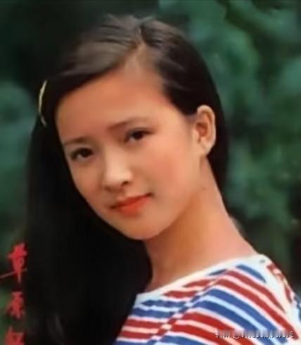 大家注意到了吗？
我们都被何晴温柔似水的外表骗了

这位古典美人骨子里藏着一股不