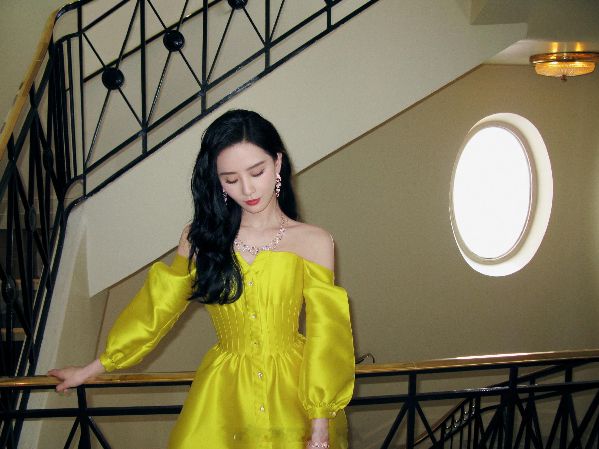 刘诗诗蛋黄长裙优雅迷人 