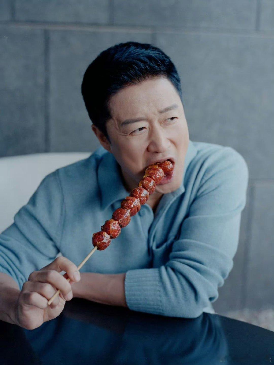 吴京 人老了干什么都心酸 养老风大片来了！吴京喝茶看鸟，一脸慈祥，人老了干什么都