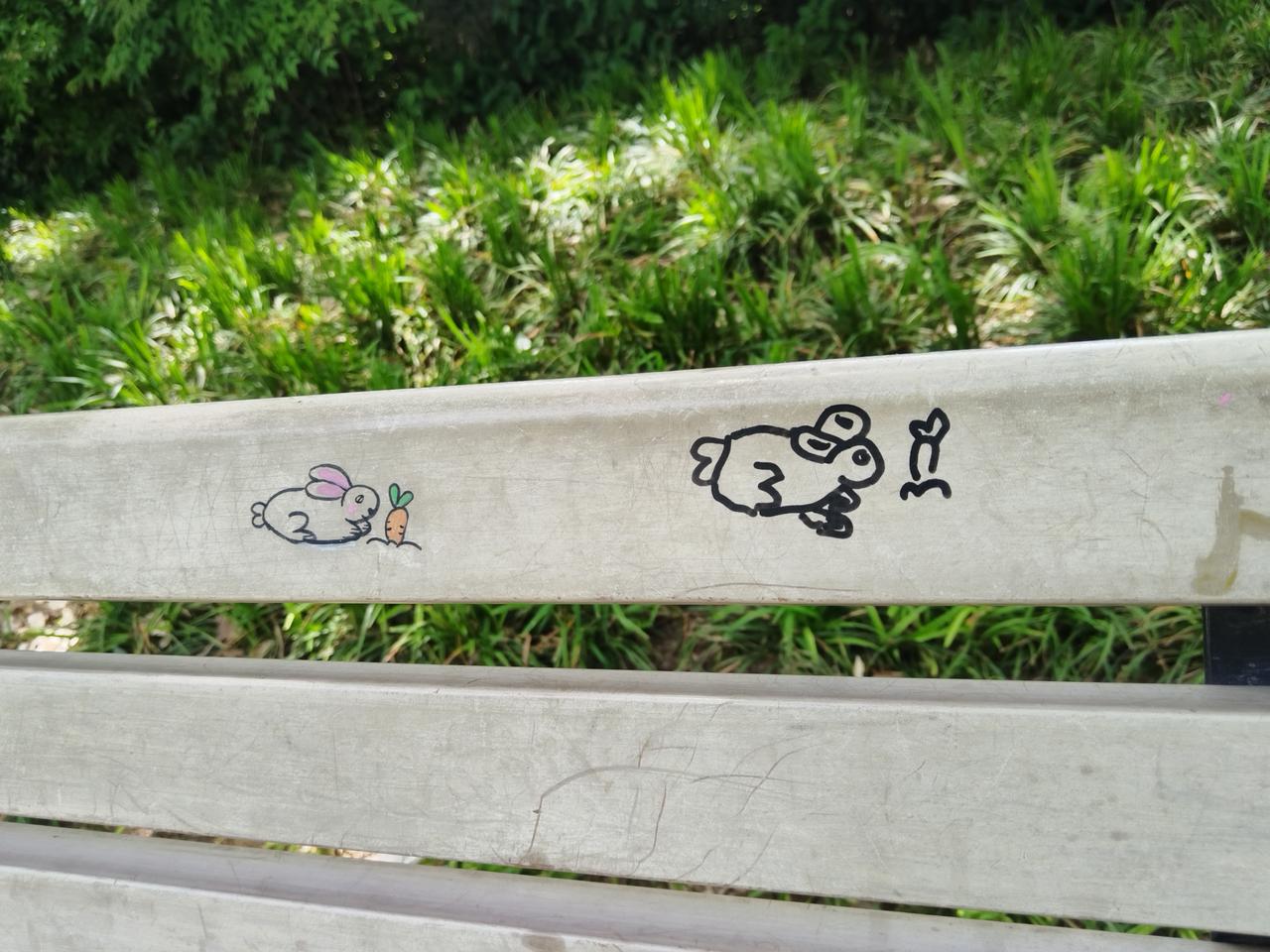 公园凳子上的画，画的挺好