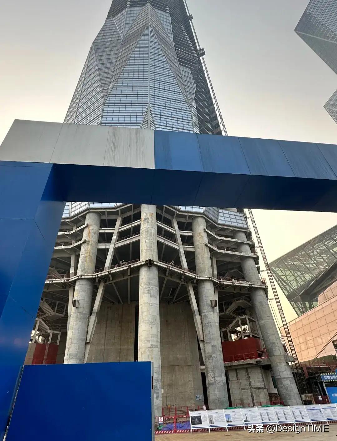 成都468这几天把售楼部拆了，正在拆除中，你说这精力不用在地标建筑468上，拆除