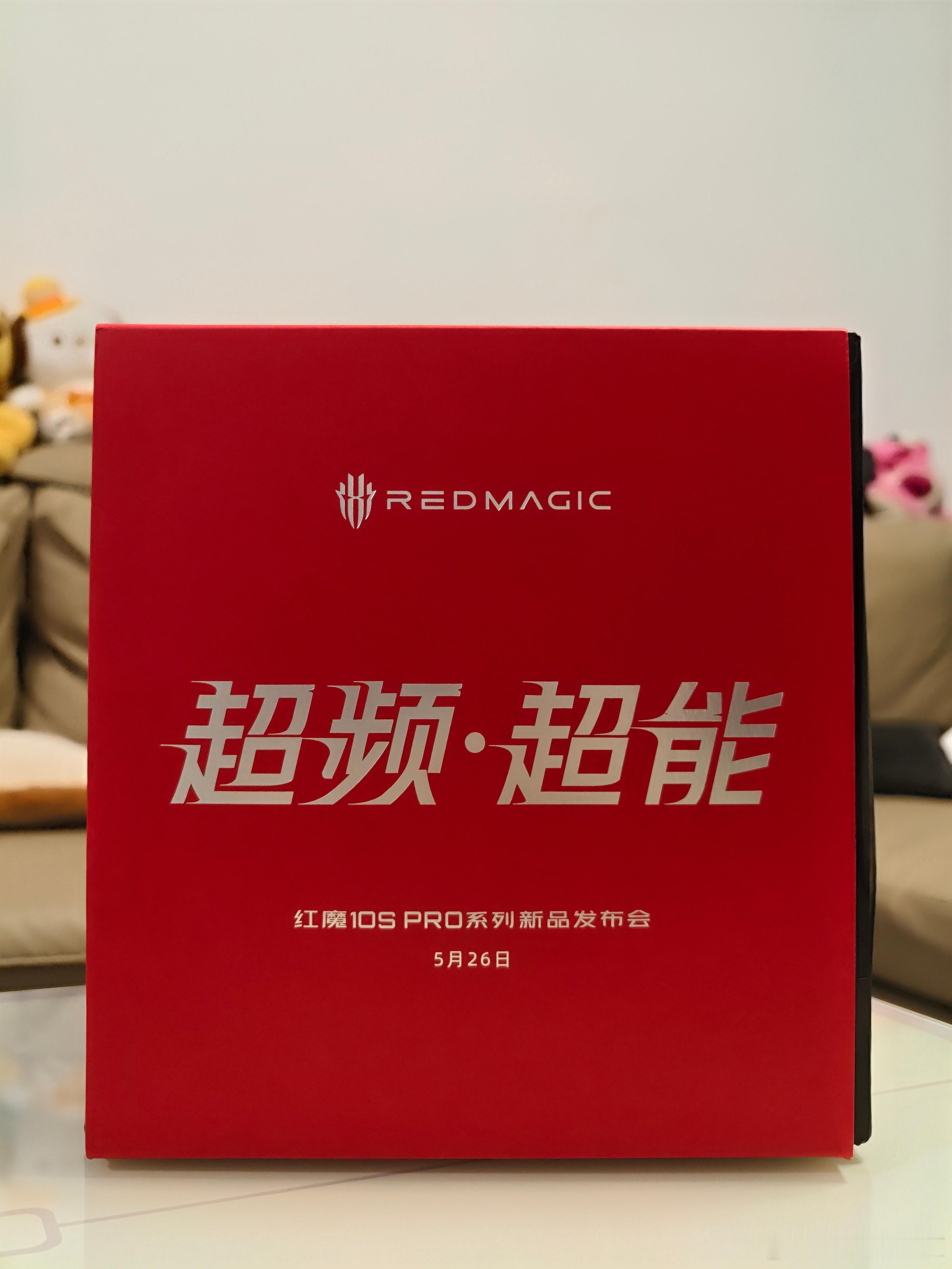 红魔的邀请函真帅，是一个钢铁侠方舟反应堆的金属座灯，下午发布会见吧！[666]红